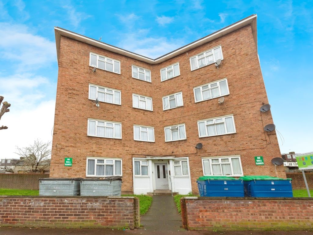 2 bed flat for sale in Bradfield Drive, Barking IG11, £250,000 Zoopla