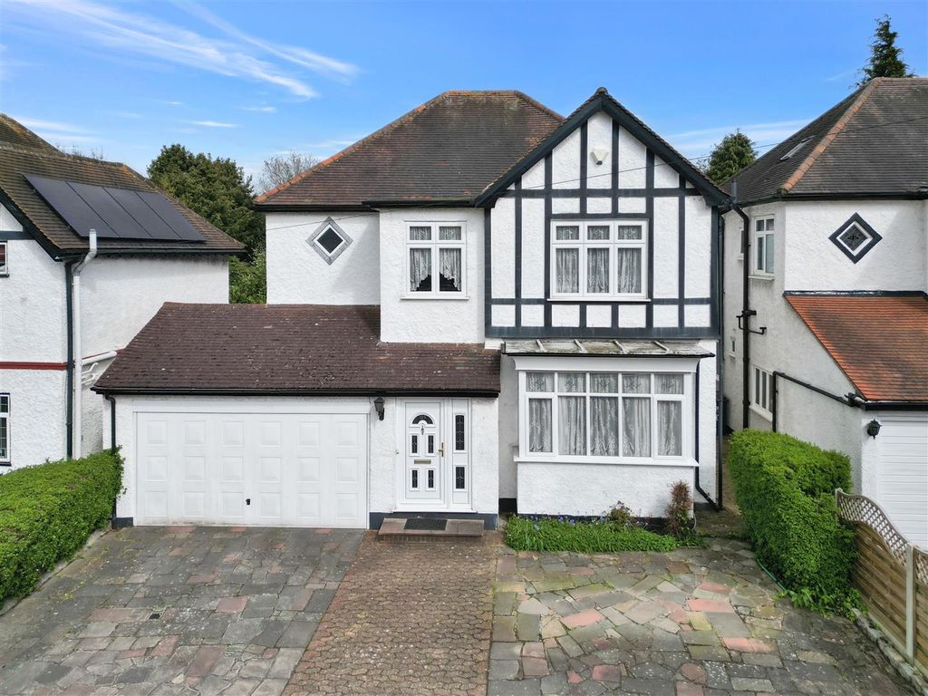 4 bed detached house for sale in Hayes Lane, Bromley BR2, £1,000,000