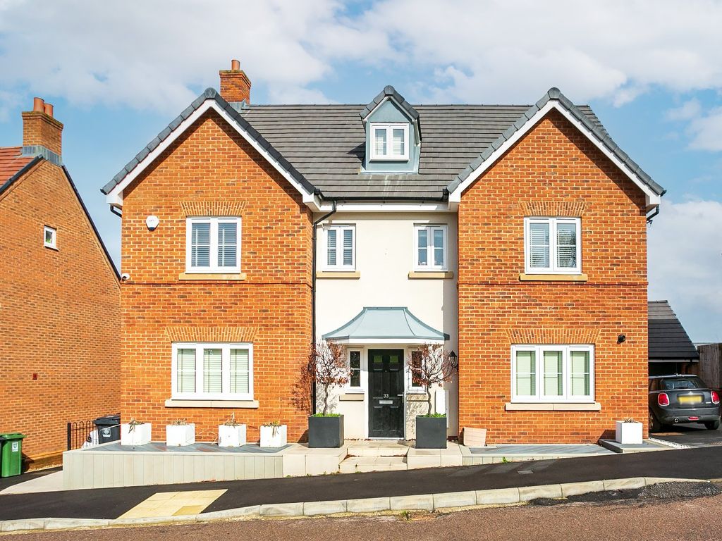 6 bed detached house to rent in Road, Hemel Hempstead