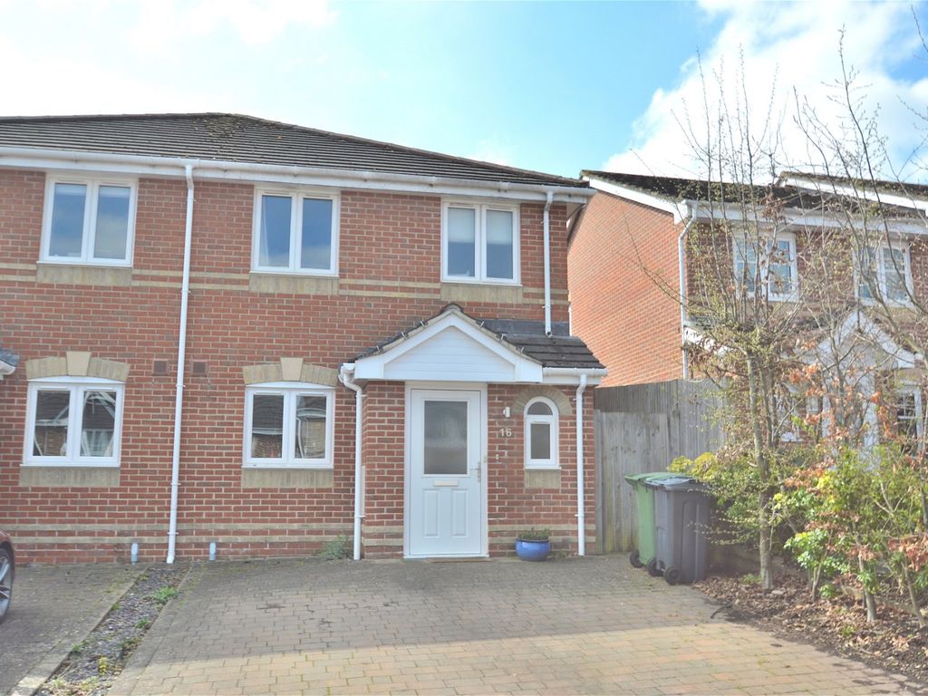 3 bed semidetached house to rent in The Crossways, Chandler's Ford