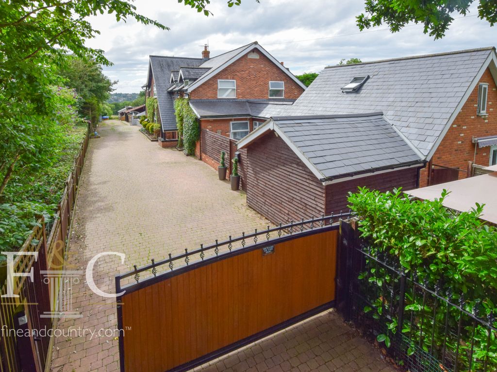 8 bed detached house for sale in Newgatestreet Road, Goffs Oak