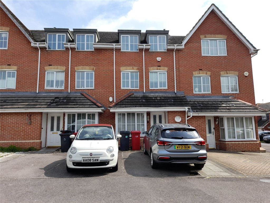 3 bed terraced house to rent in Broomfield Gate, Slough, Berkshire SL2