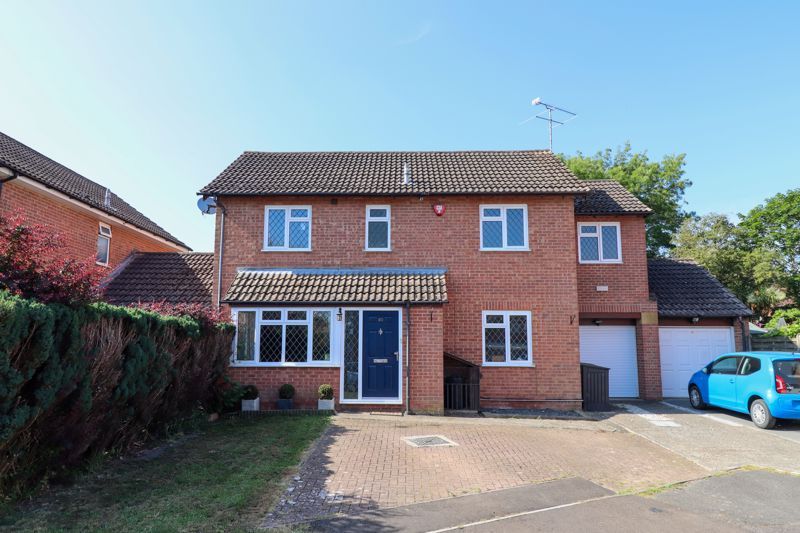4 bed detached house for sale in Elmcroft Place, Westergate, Chichester
