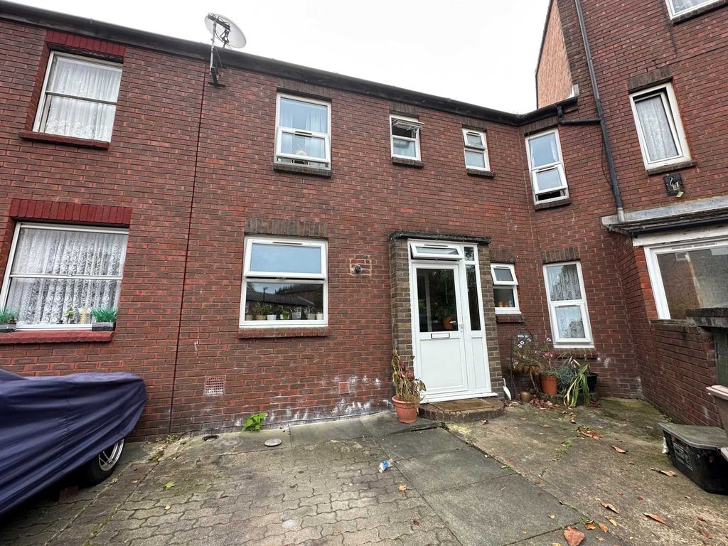 6 bed terraced house for sale in Parkway, Erith DA18, £499,995 Zoopla