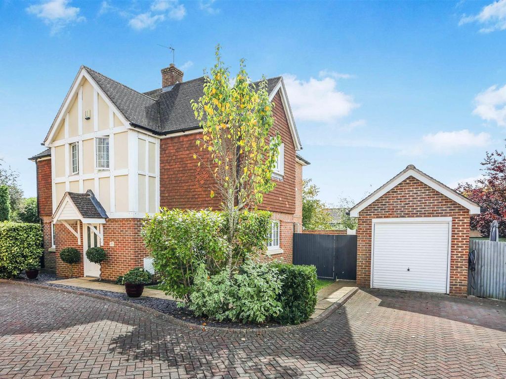 4 bed detached house for sale in Willow Close, Banstead SM7, £900,000