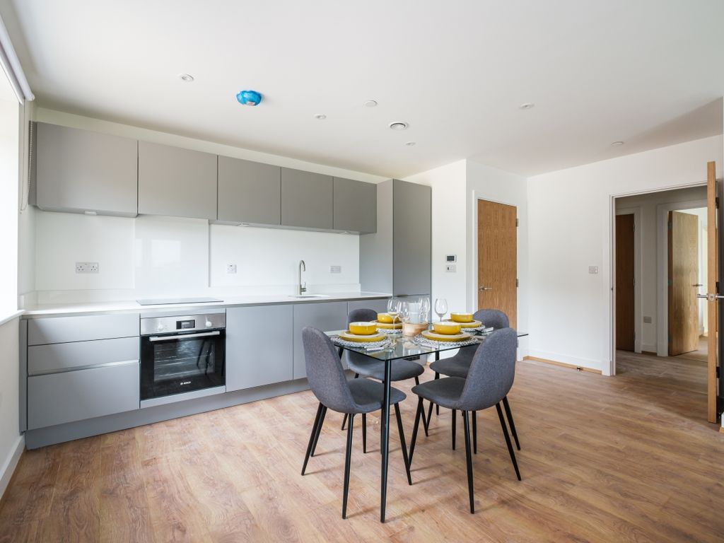 2 bed flat to rent in Well Farm Road, Whyteleafe CR3, £1,600 pcm Zoopla