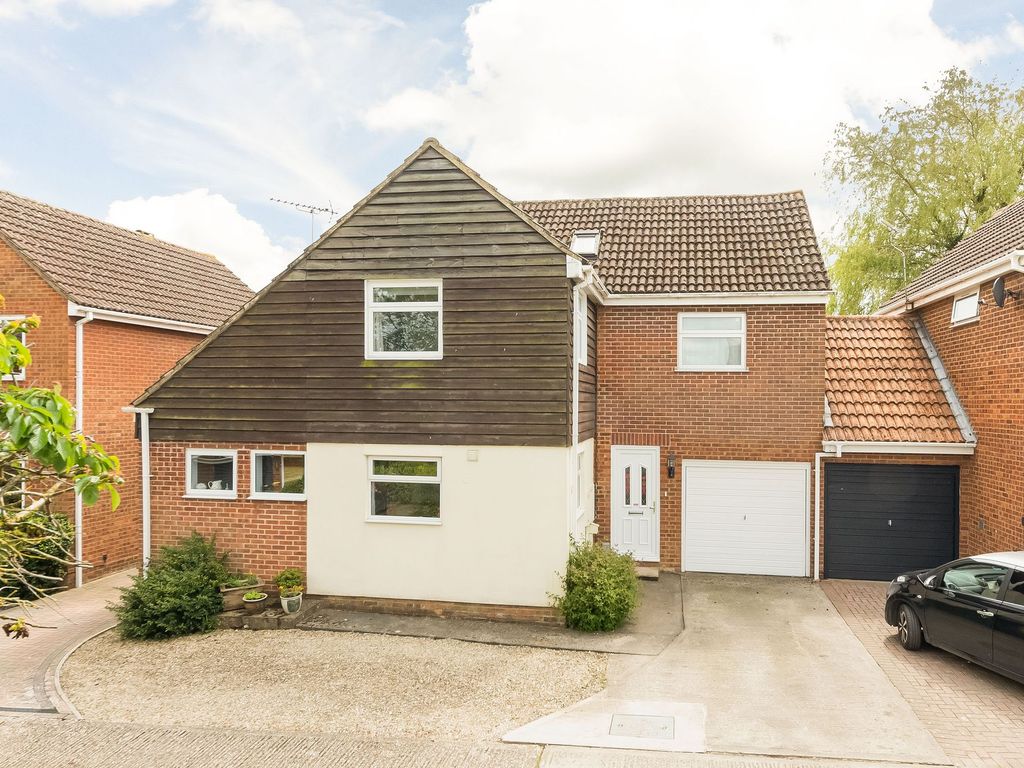 3 bed detached house for sale in Highclere Gardens, Wantage OX12, £