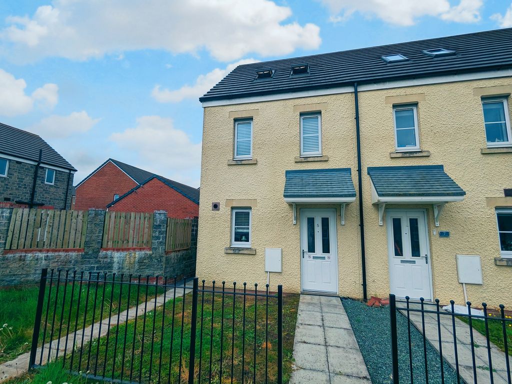 3 bed end terrace house for sale in Ffordd Pendre, Johnstown