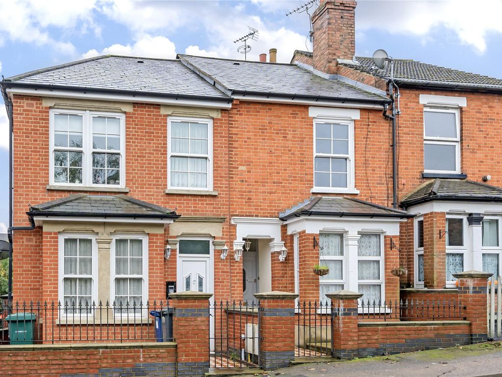 4 bed terraced house for sale in Moxon Street, EN5, £599,995