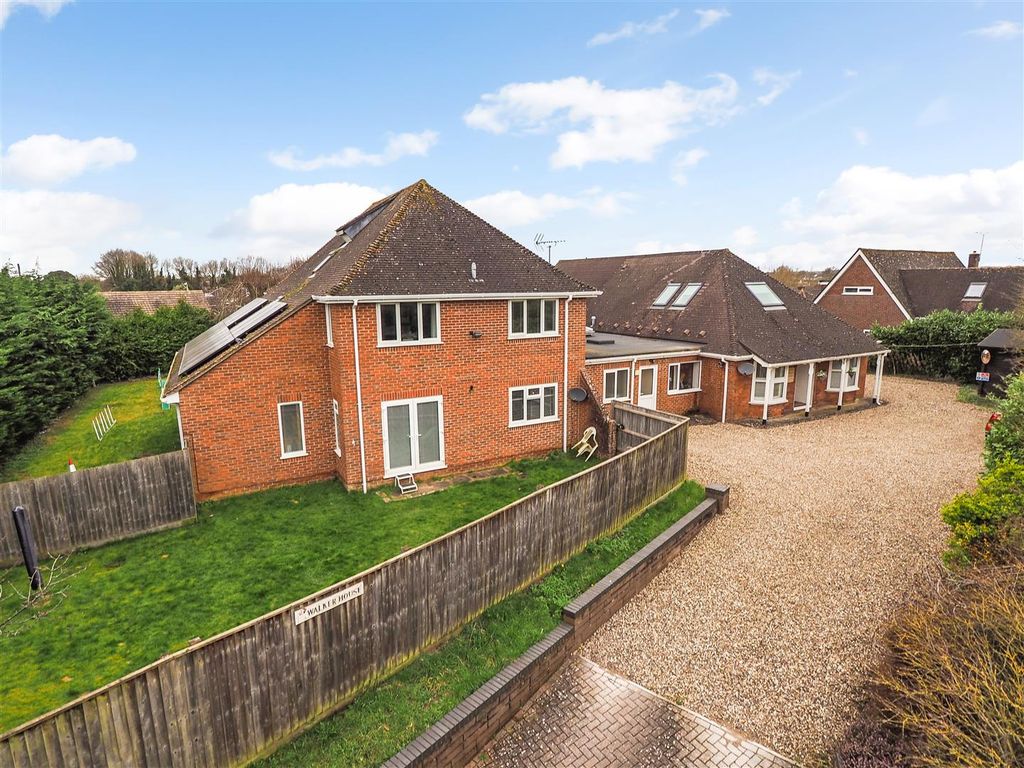 6 bed detached house for sale in Charlton Road, Andover SP10, £