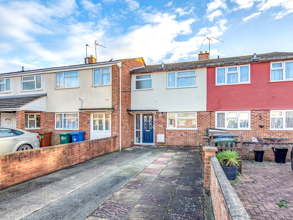 3 bed terraced house for sale in Chichester Close, Bicester OX26, £
