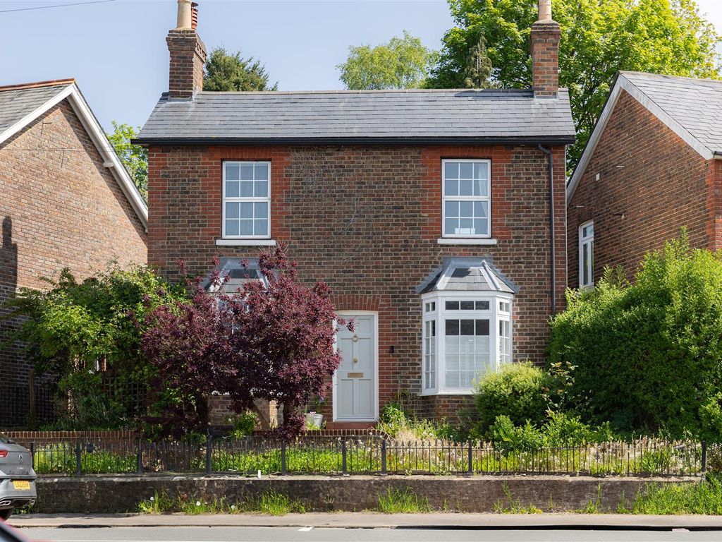2 bed detached house for sale in Somerset Road, Redhill RH1, £525,000