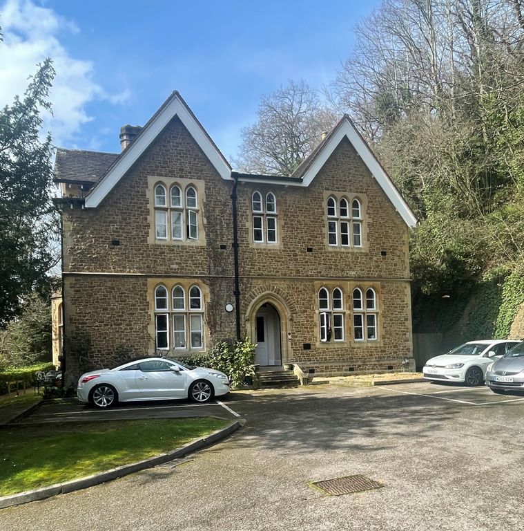 1 bed flat to rent in Peperharow Road, Godalming GU7, £1,250 pcm Zoopla