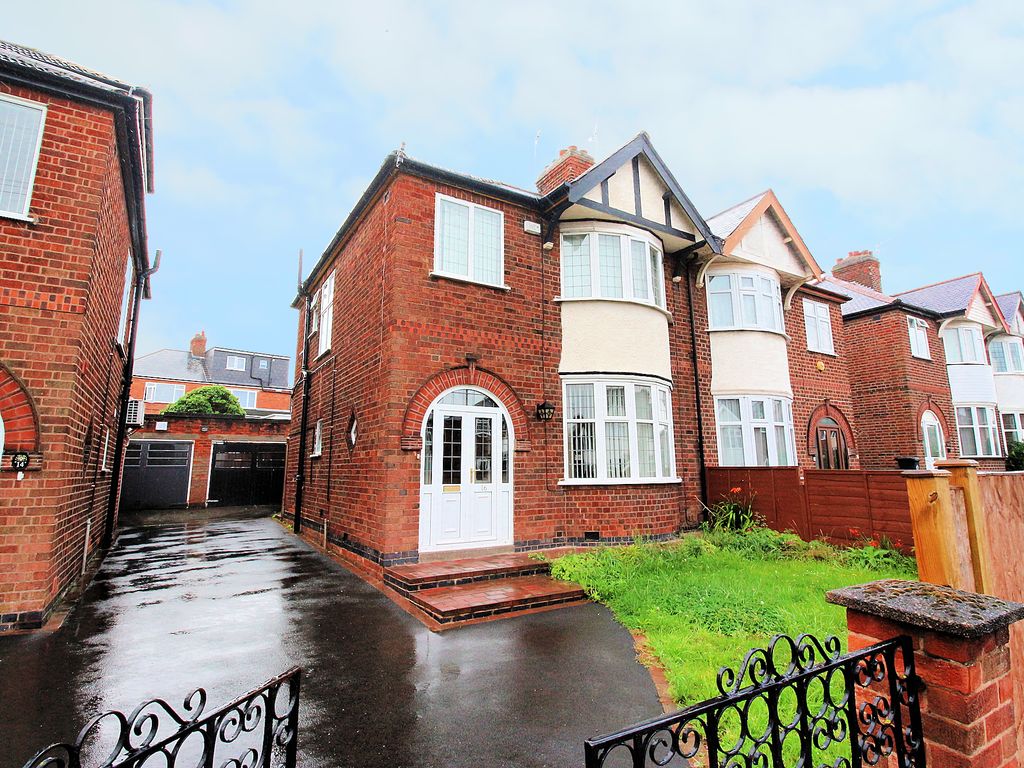 3 bed semidetached house for sale in Petworth Drive, Leicester LE3, £