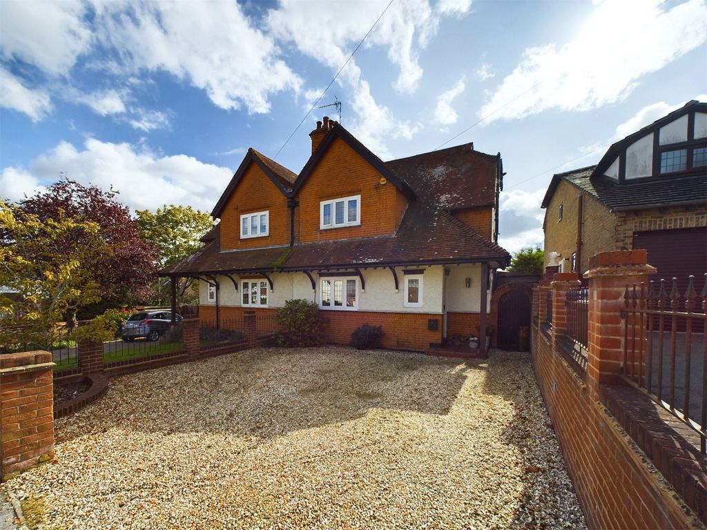 3 bed semidetached house for sale in Cranmore Lane, Aldershot