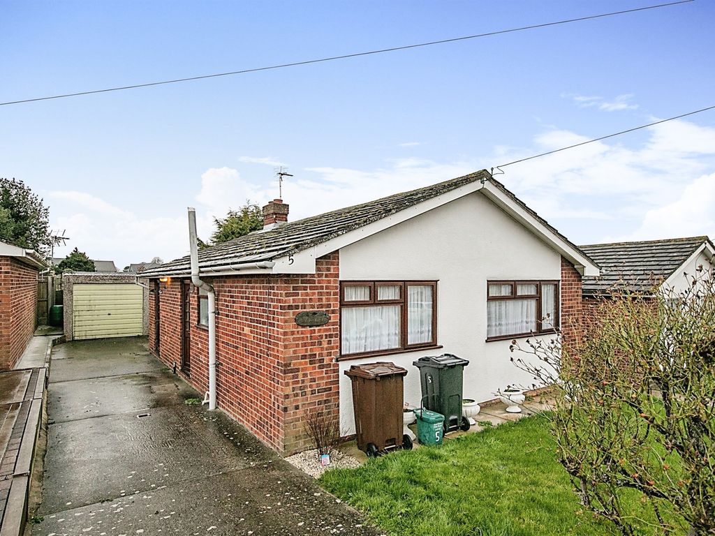 2 bed detached bungalow for sale in Oulton Close, Dovercourt, Harwich