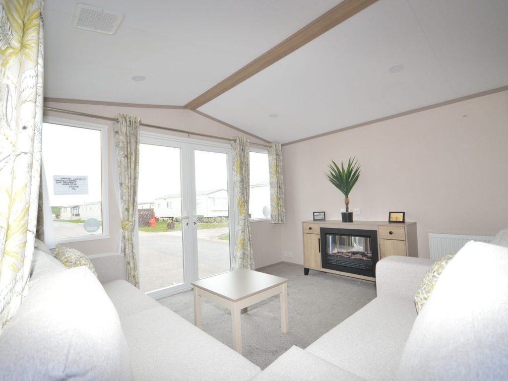 2 bed property for sale in Hythe Road, Dymchurch, Romney Marsh TN29, £