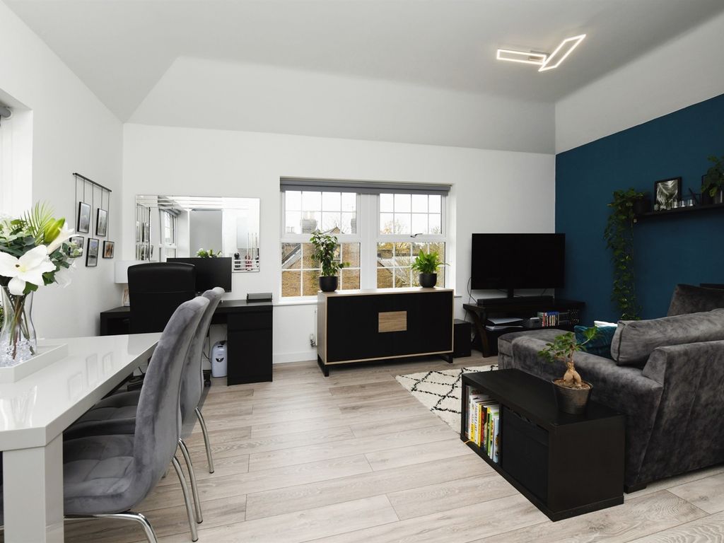 1 bed flat for sale in New Writtle Street, Chelmsford CM2, £215,000