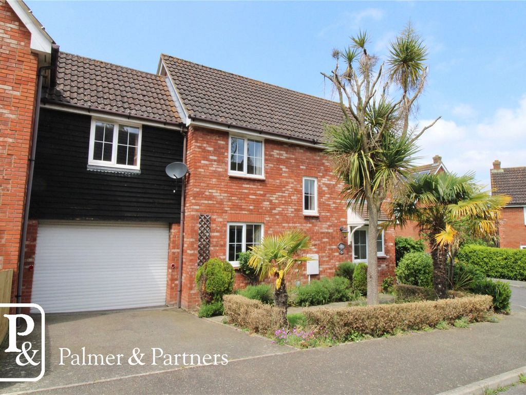 4 bed link detached house for sale in Heron Road, Saxmundham, Suffolk