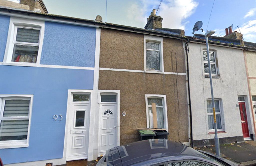 3 bed terraced house to rent in Shepherd Street, Northfleet, Gravesend