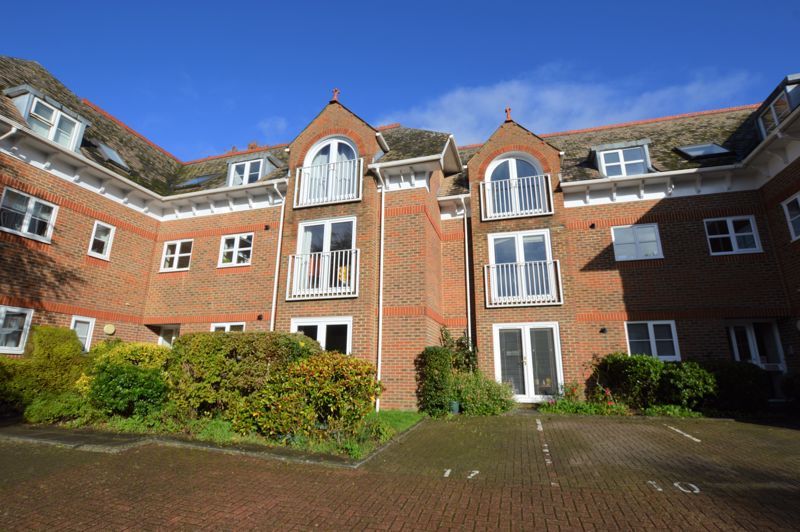2 bed flat to rent in 2 Bedroom Apartment With Parking, Culverden Park