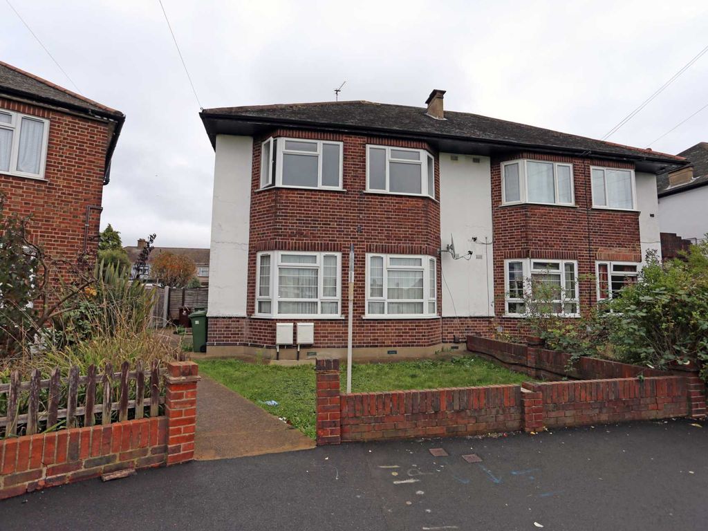 2 bed flat to rent in Rainham Road South, Dagenham RM10, £1,600 pcm