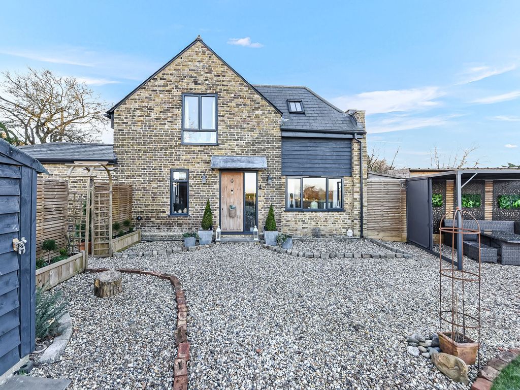 3 bed barn conversion for sale in Channing Farm Barn, Dunn Street, Bredhurst, Kent. ME7, £