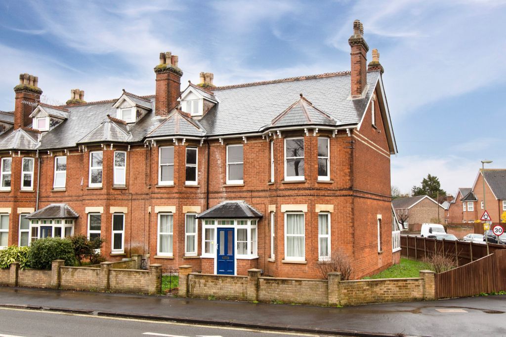 6 bed flat to rent in Farnborough Road, Farnborough GU14, £600 pcm Zoopla