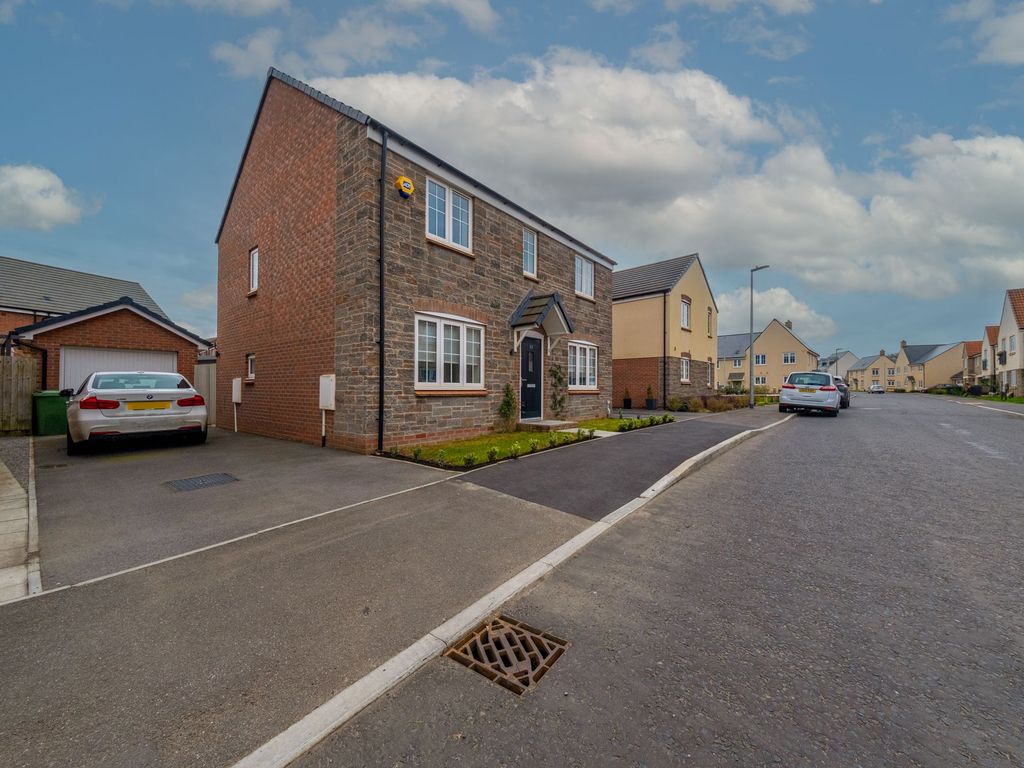 4 bed detached house for sale in Sundew Road, Lyde Green BS16, £475,000