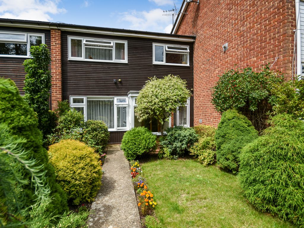 3 bed terraced house for sale in Barn Close, Reading RG30, £400,000