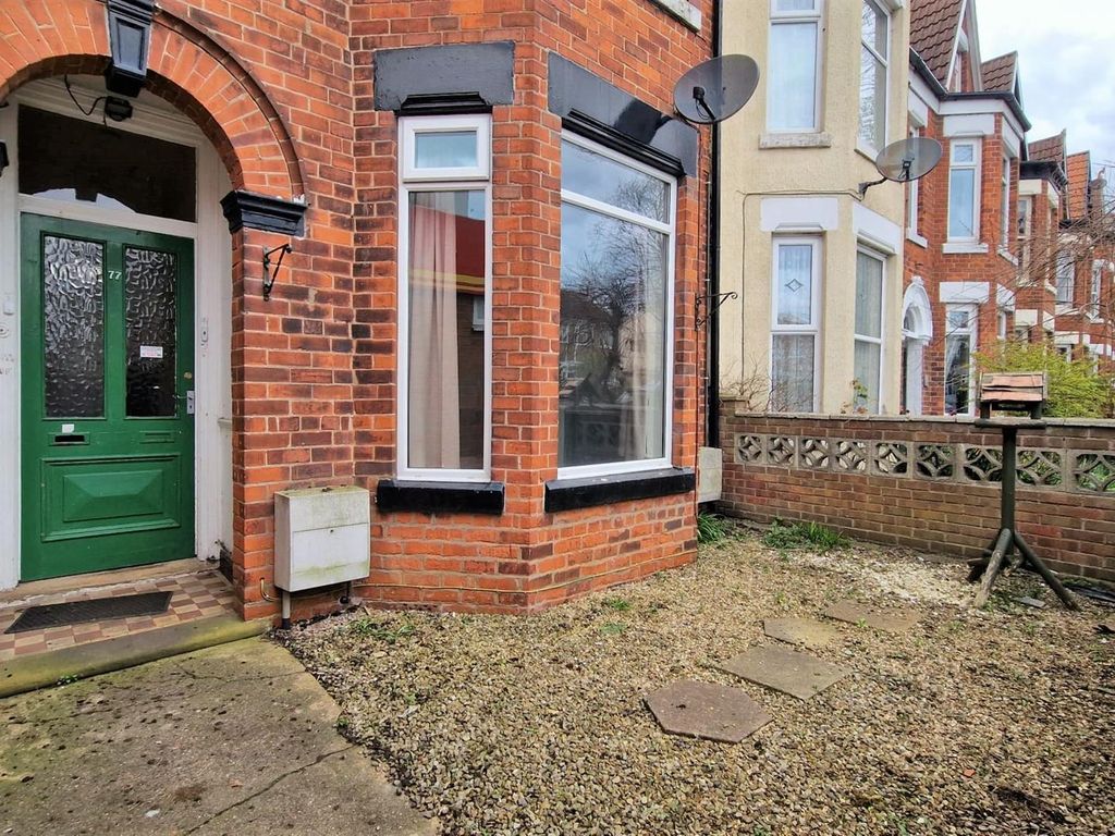 2 bed flat for sale in Cliff Road, Hornsea HU18, £125,000 Zoopla