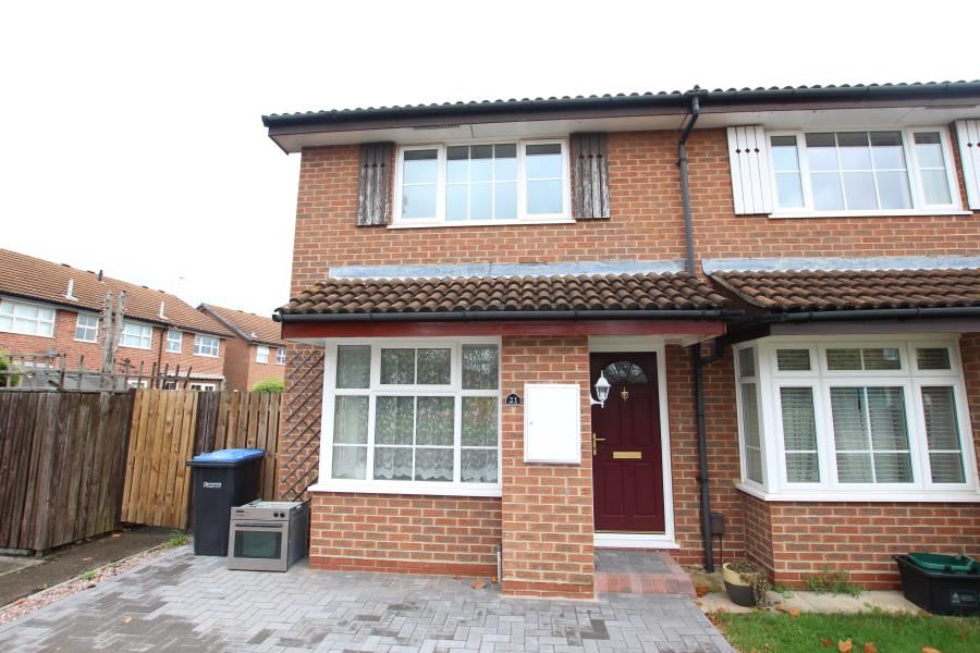 2 bed property to rent in Princess Marys Road, Addlestone KT15, £1,550