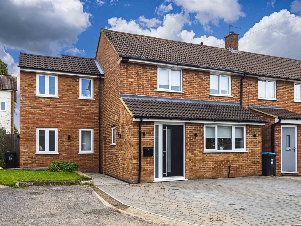 3 bed end terrace house for sale in Bullace Close, Warners End, Hemel