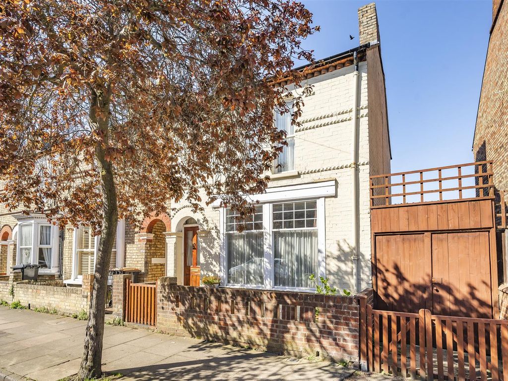 3 bed end terrace house for sale in Bower Street, Bedford MK40, £