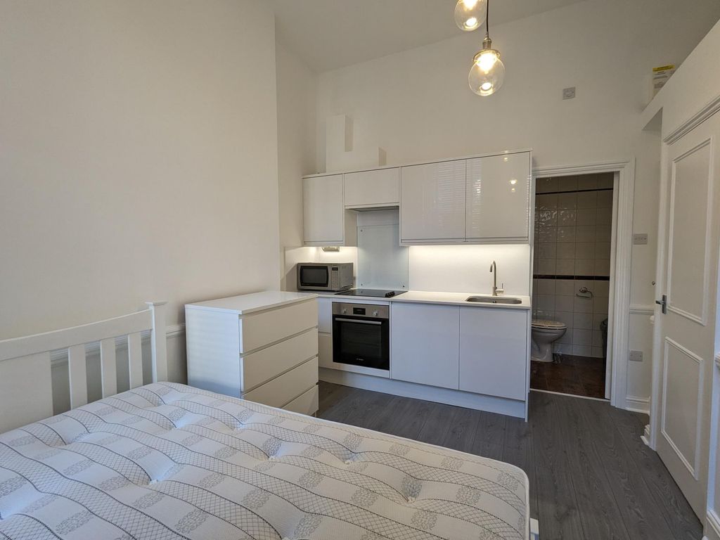 Studio to rent in Harrington Gardens, Harrington Gardens SW7, £1,365