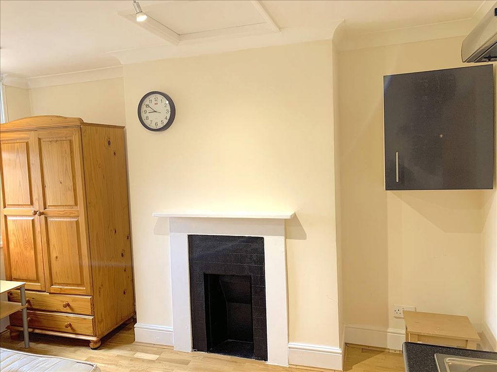 Studio to rent in Mile End Road, London E1, £1,235 pcm Zoopla