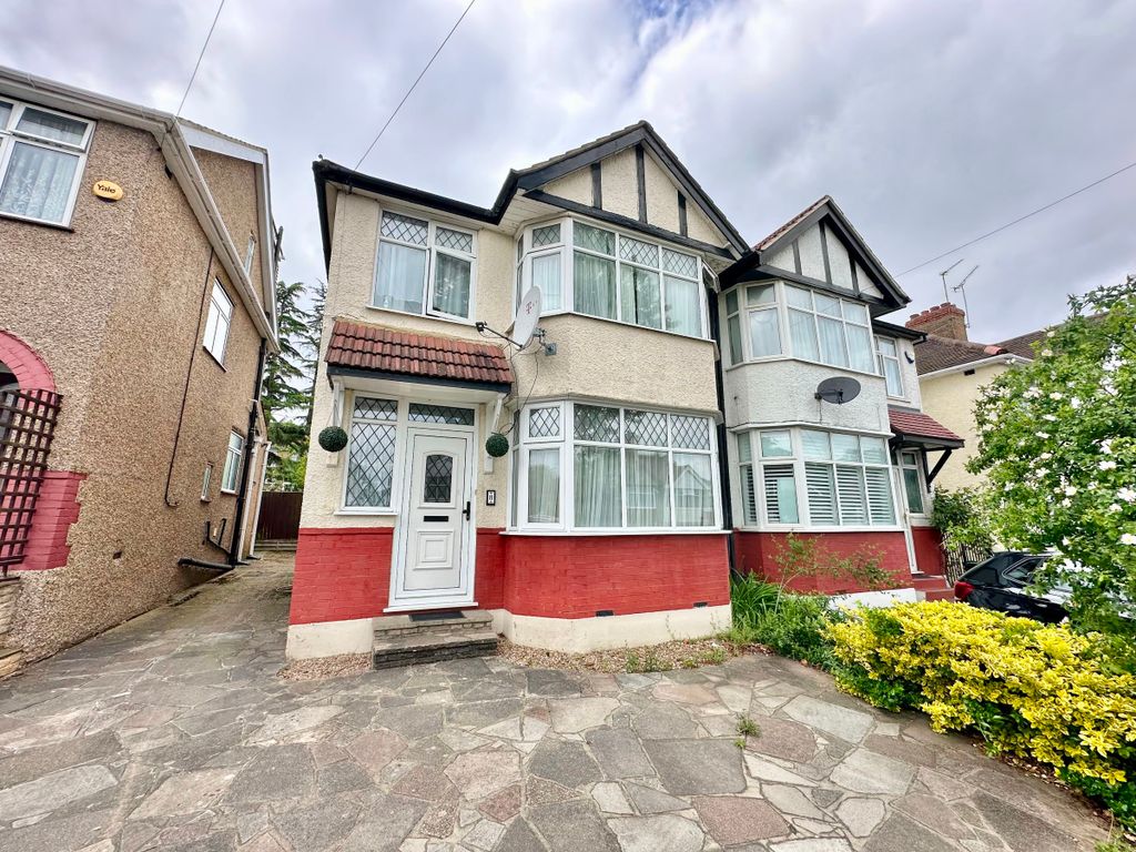 3 bed semidetached house to rent in Lynton Avenue, Colindale NW9, £