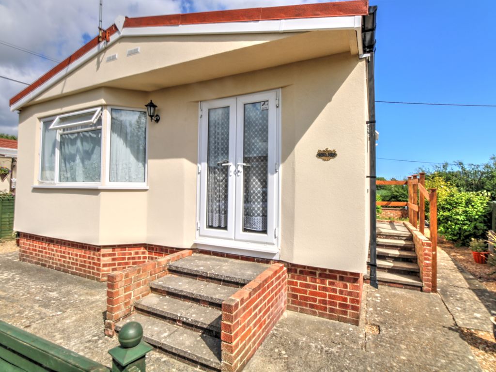 2 bed mobile/park home for sale in Maypole Lane, Yapton, Arundel BN18