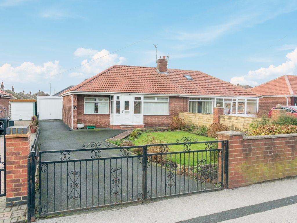 2 bed semidetached bungalow for sale in Victoria Road, Morley, Leeds