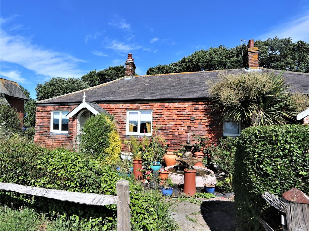 2 bed semidetached bungalow to rent in Eastbourne Road, Willingdon, Eastbourne BN20, £1,100 pcm