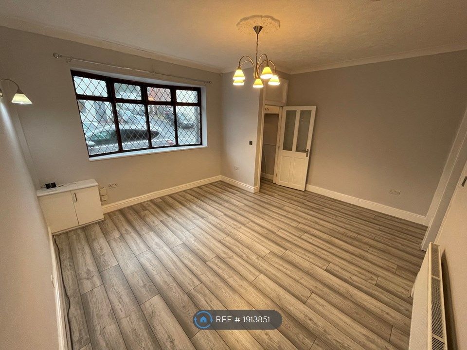 3 bed terraced house to rent in Chaddock Lane, Worsley, Manchester M28