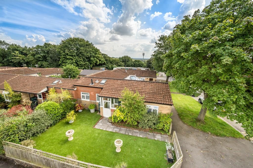 2 bed bungalow for sale in High Buckinghamshire HP12, £325,000