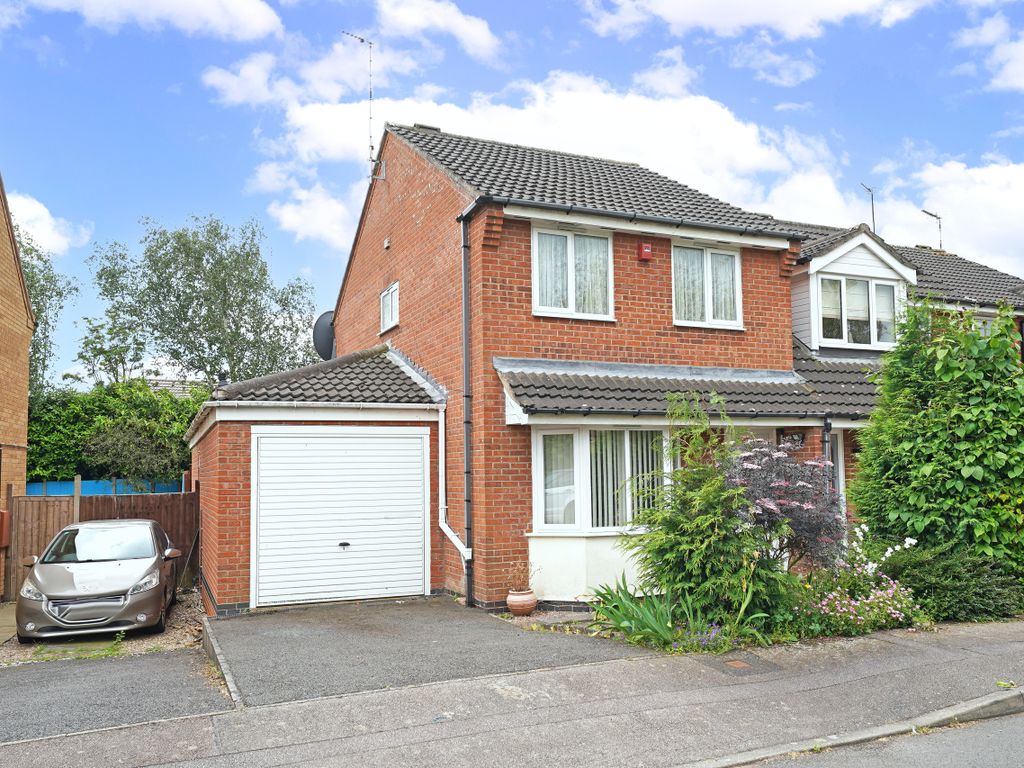 4 bed end terrace house for sale in Acacia Close, Leicester Forest East