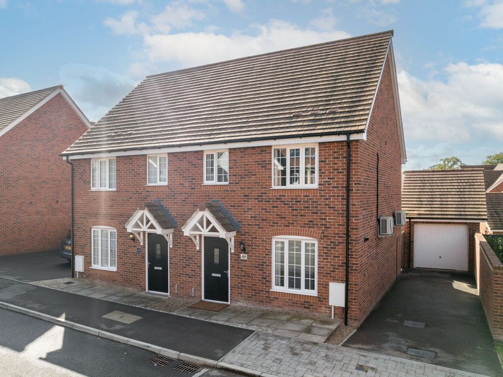 3 bed semidetached house for sale in Daffodil Crescent, Crawley RH10