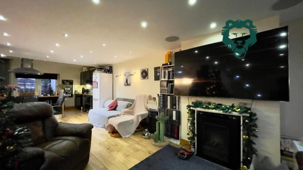 3 bed property for sale in Kenilworth Gardens, London, England IG10