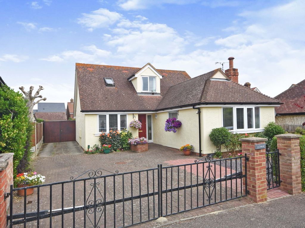 4 bed detached house for sale in Cambridge Avenue, Sible Hedingham
