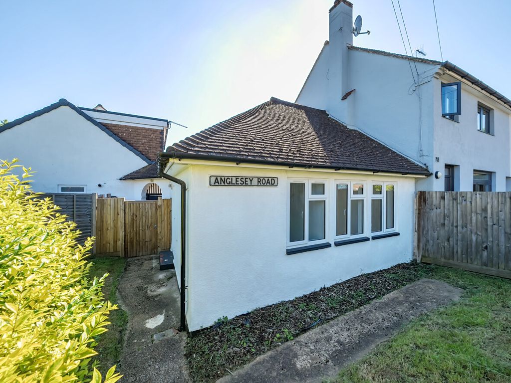 1 bed bungalow for sale in Anglesey Road, Watford WD19, £104,000 Zoopla