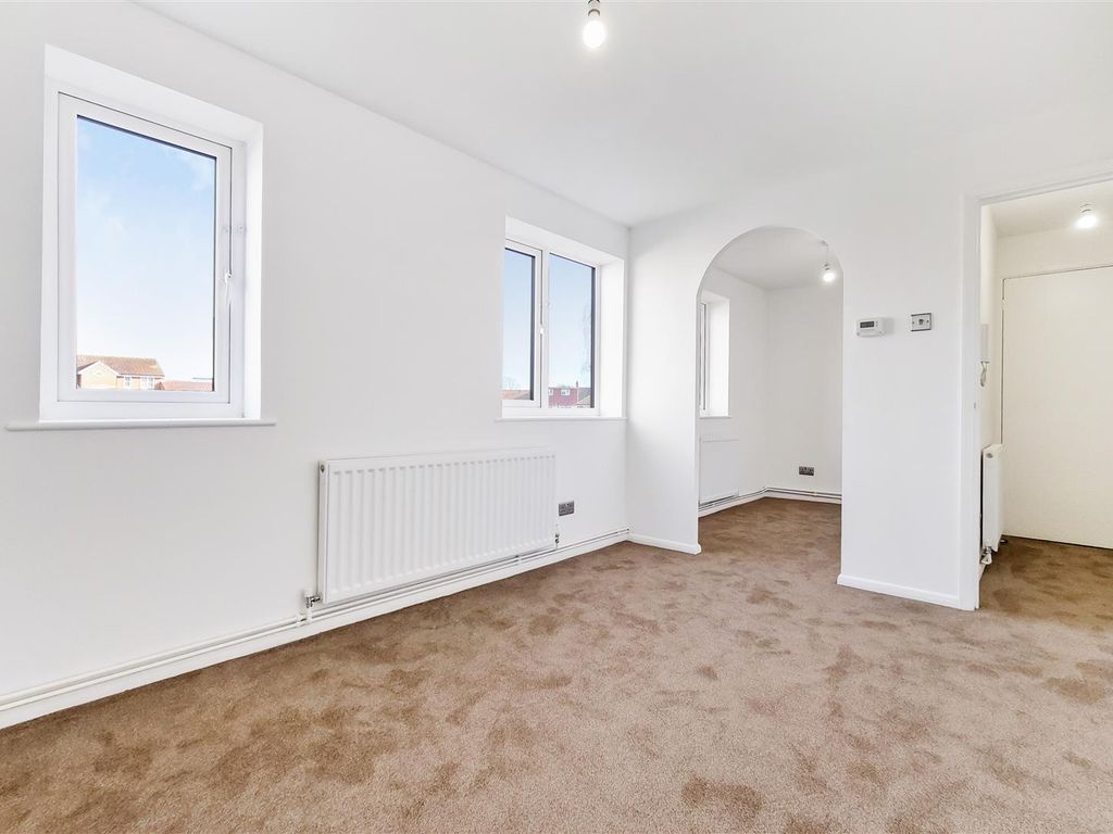 Studio to rent in Redford Close, Feltham TW13, £1,150 pcm Zoopla