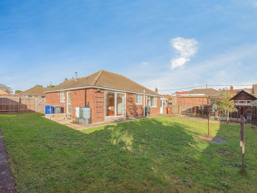 3 bed detached bungalow for sale in Warren Close, Lakenheath, Brandon