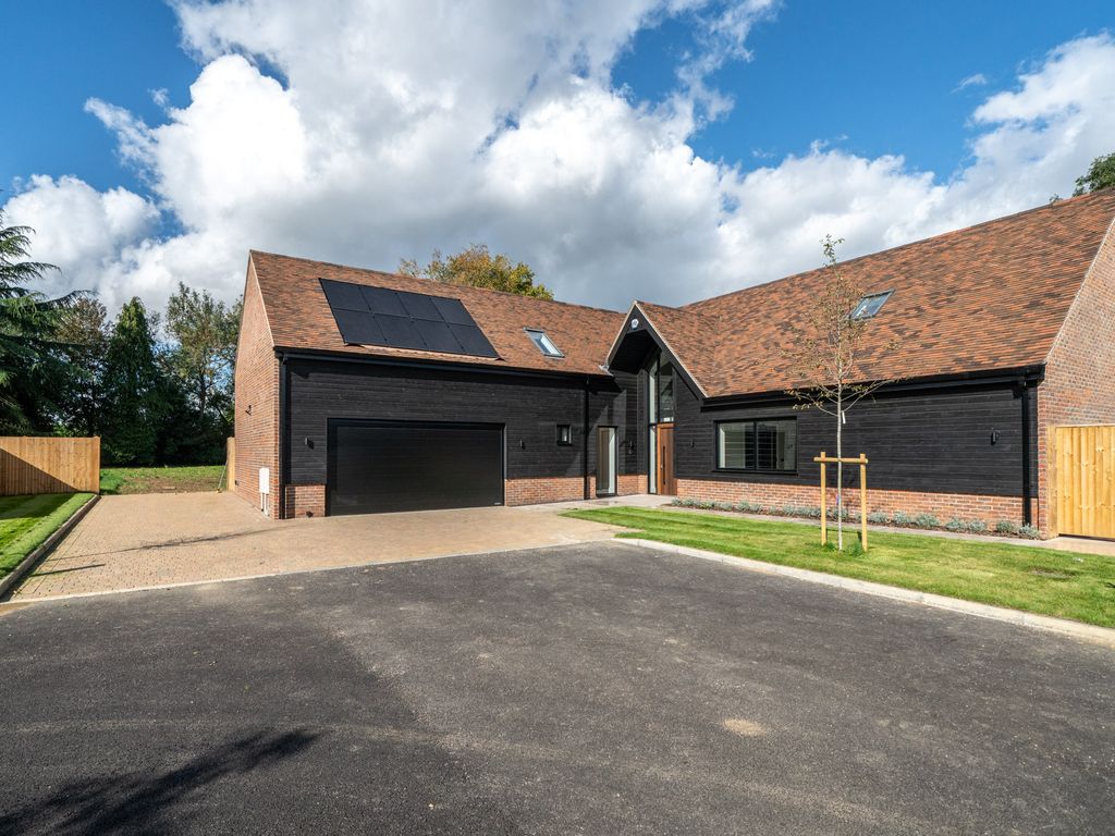 4 bed detached house for sale in Stoney Lane, Chipperfield, Kings